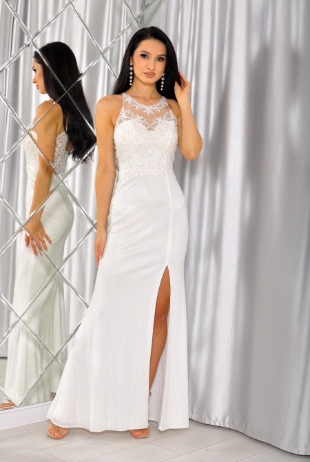 Dopasowana sukienka ślubna z rozcieciem i bogato zdobioną górą i odkrytymi plecami. Model: PW-7612