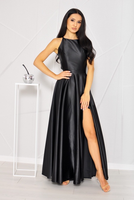 Rozkloszowana satynowa sukienka maxi z zabudowanym dekoltem oraz otwartymi plecami. MODEL:PW-7756