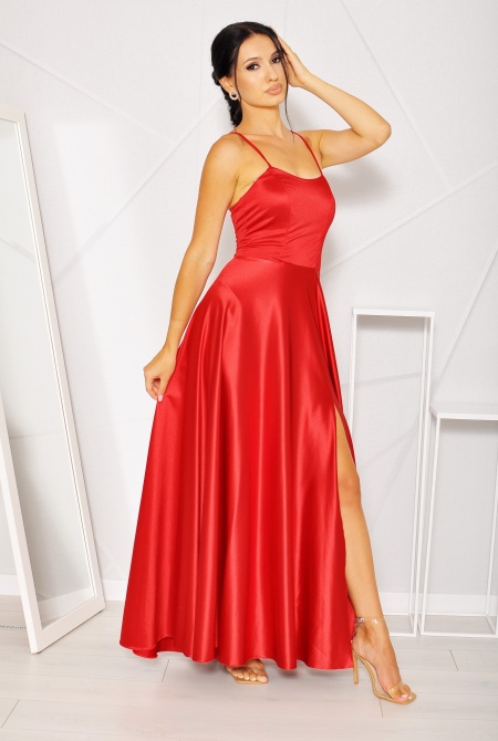Satynowa sukienka maxi z wiązaniem na plecach i okrągłym dekoltem w kolorze czerwonym. MODEL: KM-8322
