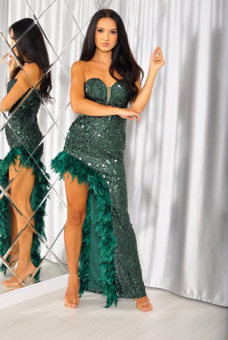 Cekinowa sukienka asymetryczna w kolorze butelkowej zieleni z piórkami.MODEL:IP-8375