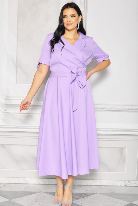 Rozkloszowana sukienka midi z kopertowm dekoltem i krótkim rękawem-liliowa.MODEL:KB-8650