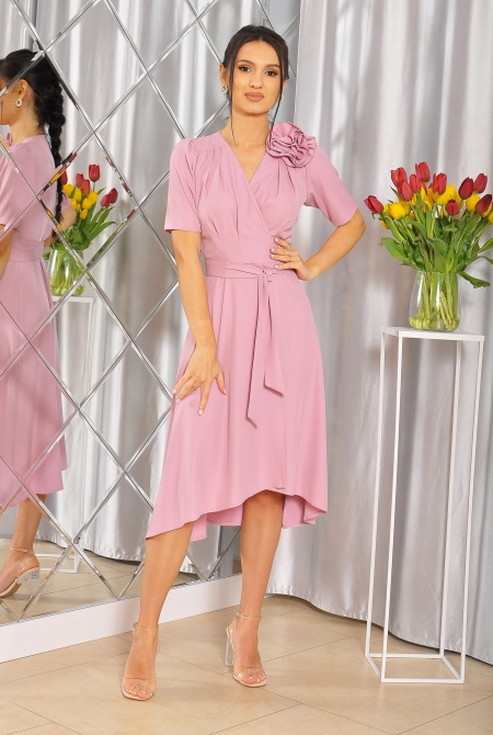 Sukienka midi asymetryczna wiązana po boku w kolorze RÓŻOWYM z różą. MODEL: EB-8671