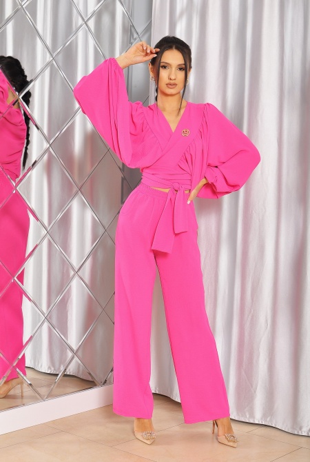 Zwiewny komplet spodnie+elegancko wiązana bluzka w kolorze różowym. Model: MB-8719