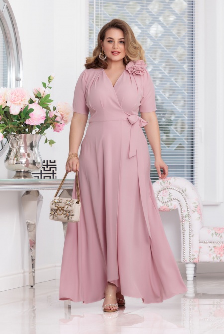 Sukienka MAXI asymetryczna wiązana po boku w kolorze RÓŻOWYM z różą. MODEL: EB-8882